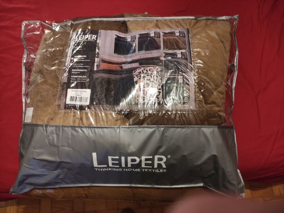 Colcha como nova ( 2,50 x 2,70 )  +   2 almofdas ( cama casal )