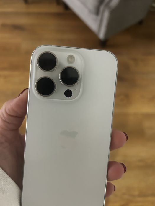 Iphone15 pro usado branco e prata em muito bom estado