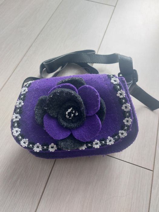 Fioletowa torebka z filcu