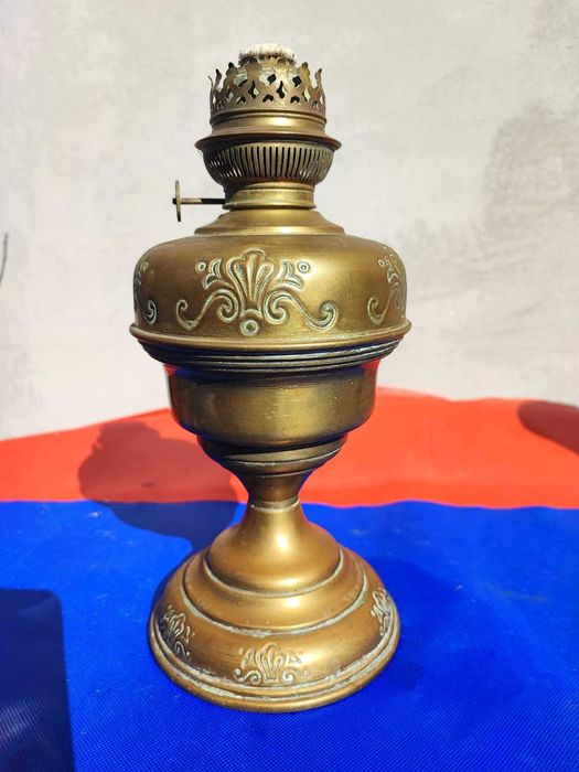 Przedwojenna mosiężna lampa naftowa
