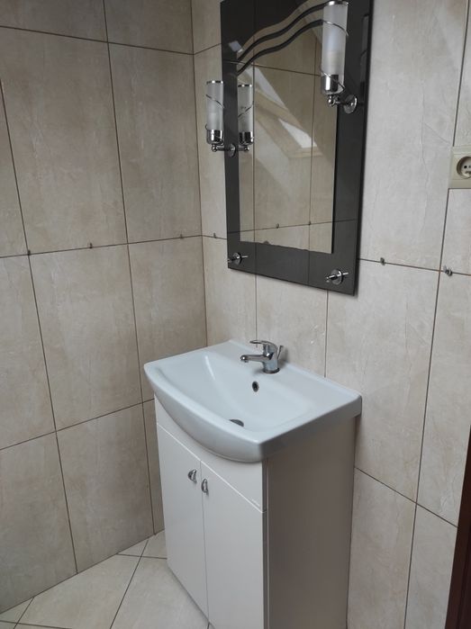 Lustro łazienkowe z kinkietami
