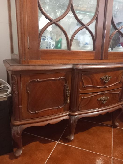 Cristaleira Queen Anne de 2 portas com 2 prateleiras