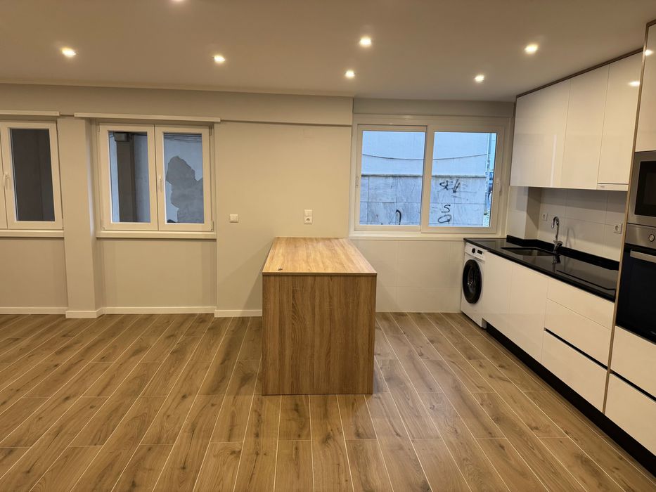Apartamento T2 completamente remodelado em Casais de Mem Martins