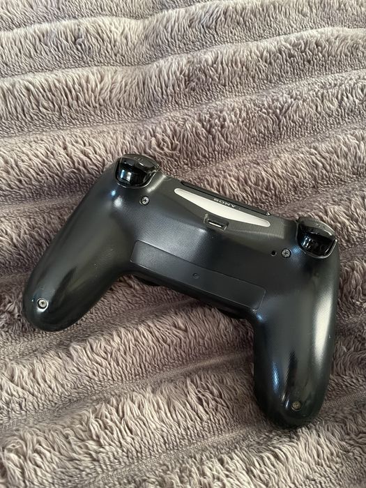 PlayStation 4 500GB + 2 pady