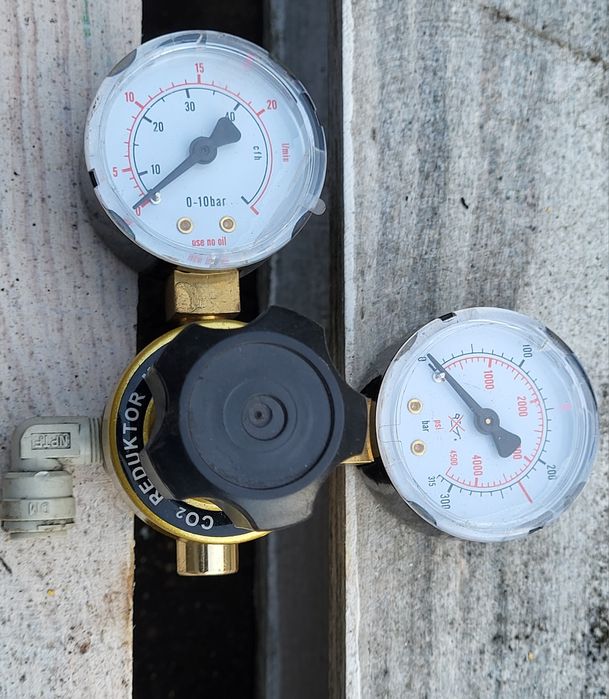 Butla dwutlenku węgla (C02) z reduktorem.