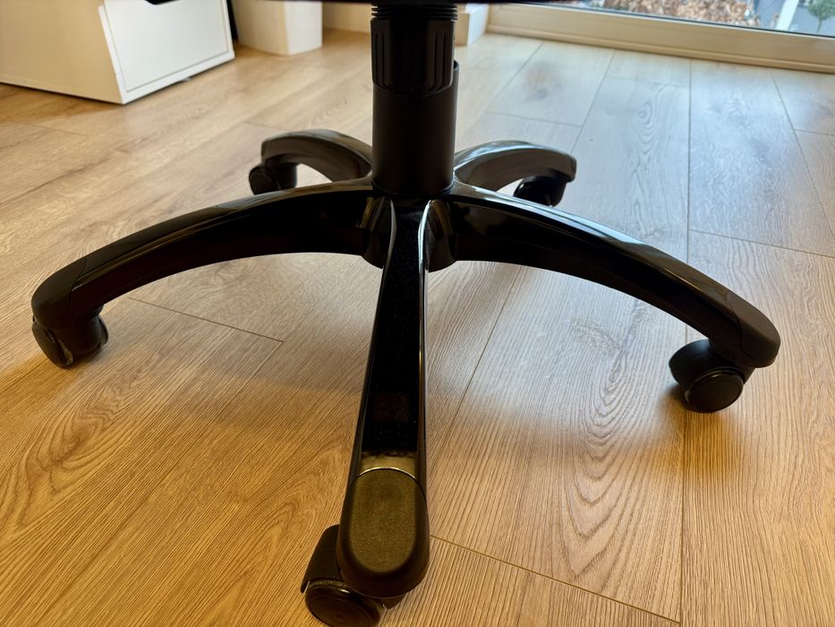 Krzesło do biurka obrotowe na kółkach