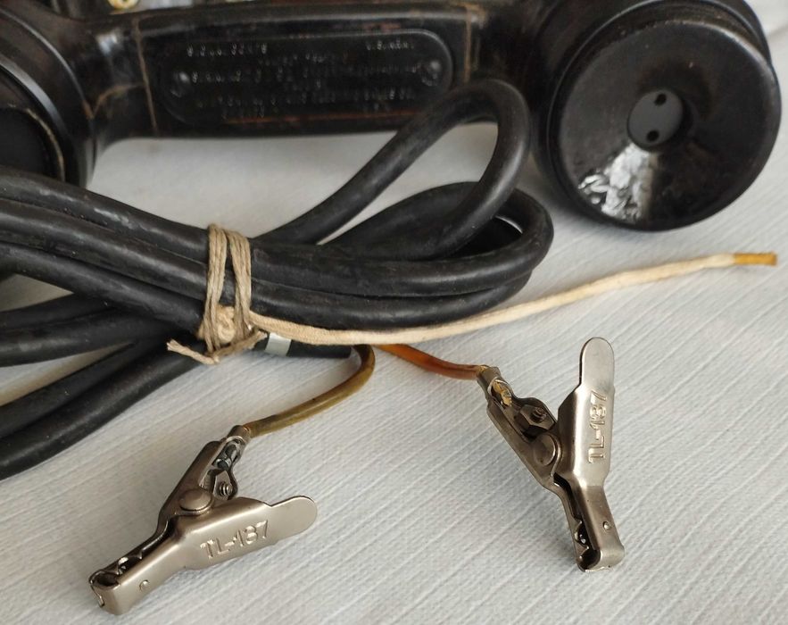 Amerykański telefon polowy typu TS10.