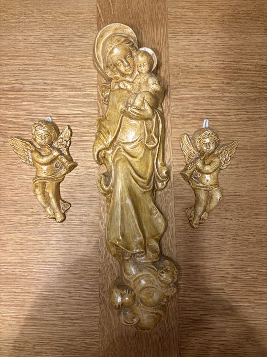 Matka Boska Madonna z dzieciątkiem Jezus i aniołkami płaslorzeźba rzeźba