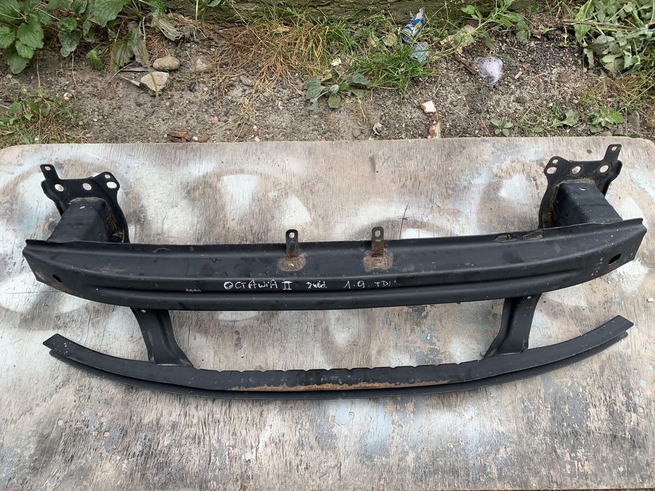 Підсилювач переднього бампера пассат passat b6