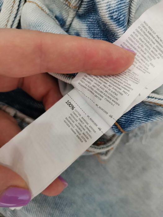 Jeansy z przetarciami i naszyciami kwiatowymi