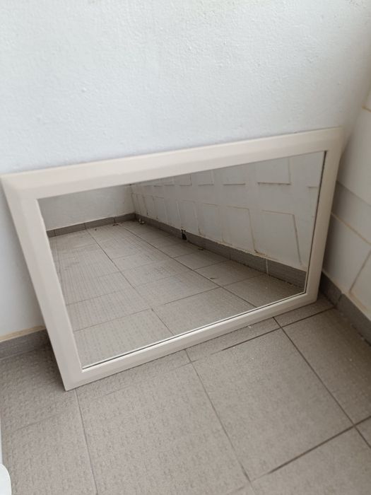 Espelho com moldura bege