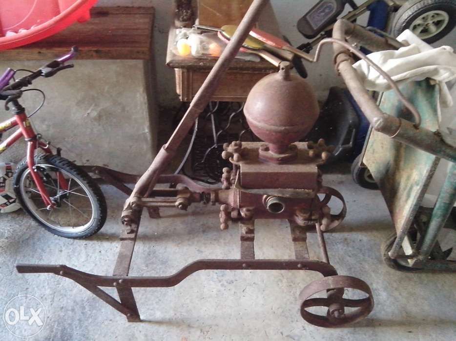 Bomba manual de transfega de vinho antiga
