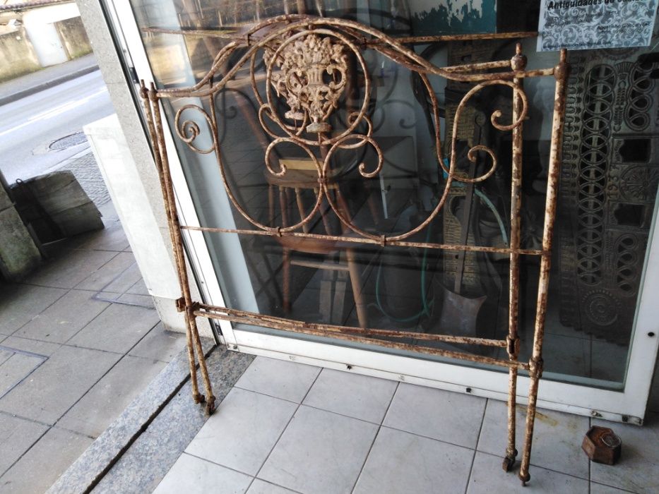 varias camas antigas em ferro maciço.
