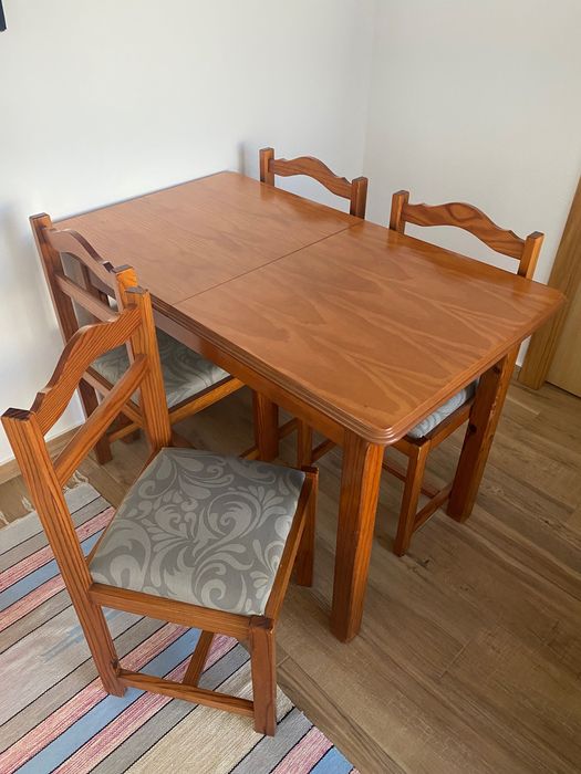 Mesa com 4 cadeiras Madeira