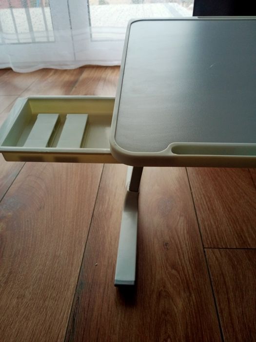 Stolik na laptopa, regulacja wysokości i kąta nachylenia