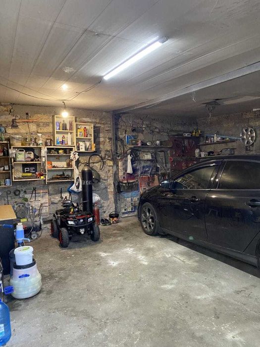 2 комнатная квартира с ремонтом на Черемушках, гараж, сарай