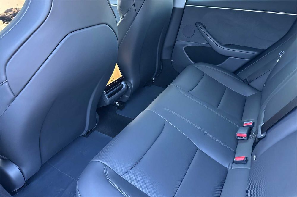 Tesla Model 3      2024