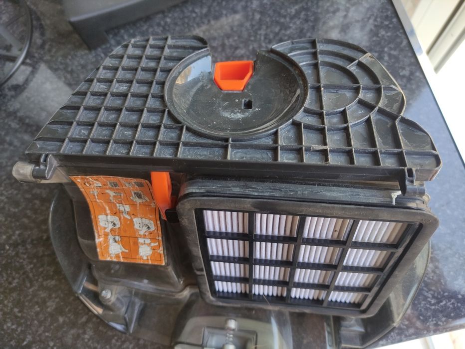 Aspirador AEG sem saco

Defeito: partida "dobradiça" do depósito, mas