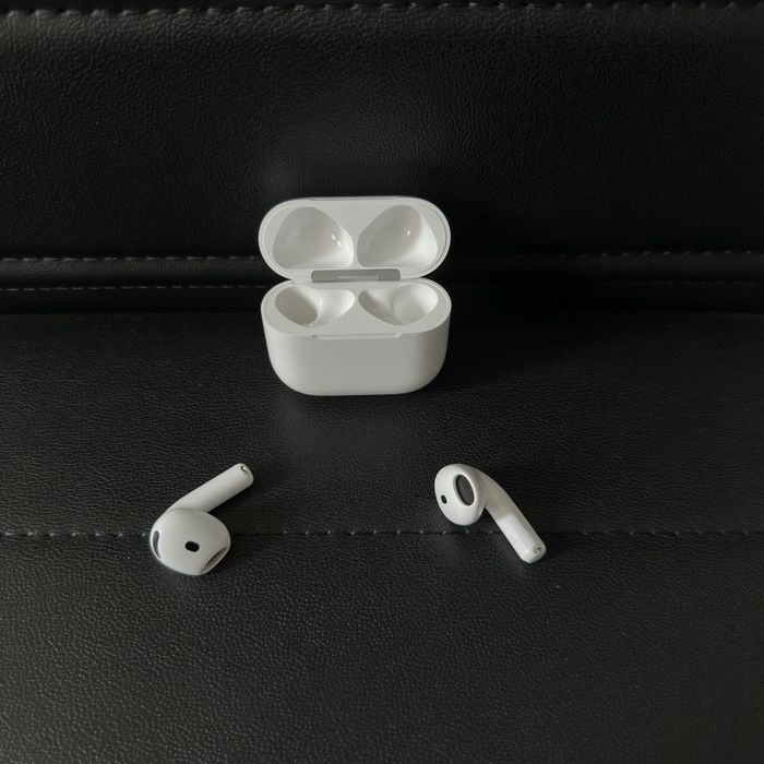 Навушники AirPods 4 у відмінному стані оригінал безпровідні