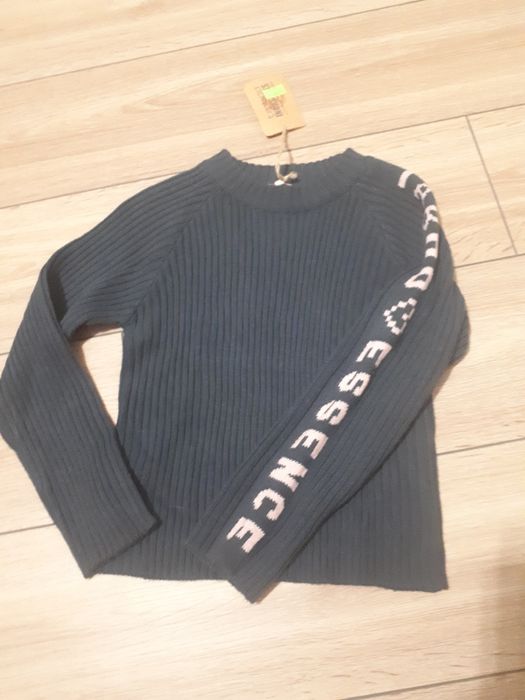Sweter dziewczęcy   nowy.  Roz 122
