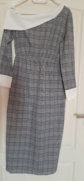 Сукня,з оголеним плечем,з білим коміром.SHEIN