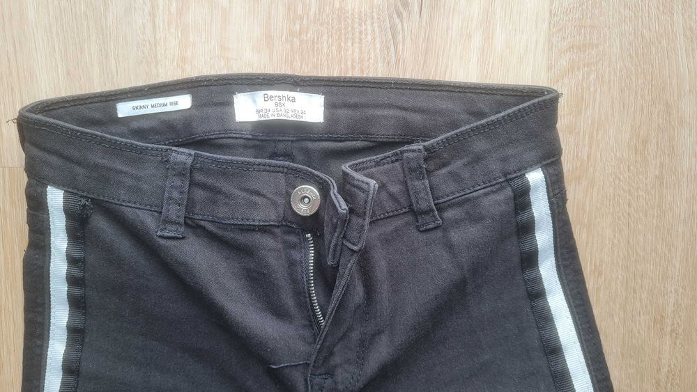 Czarne jeansy Bershka XS