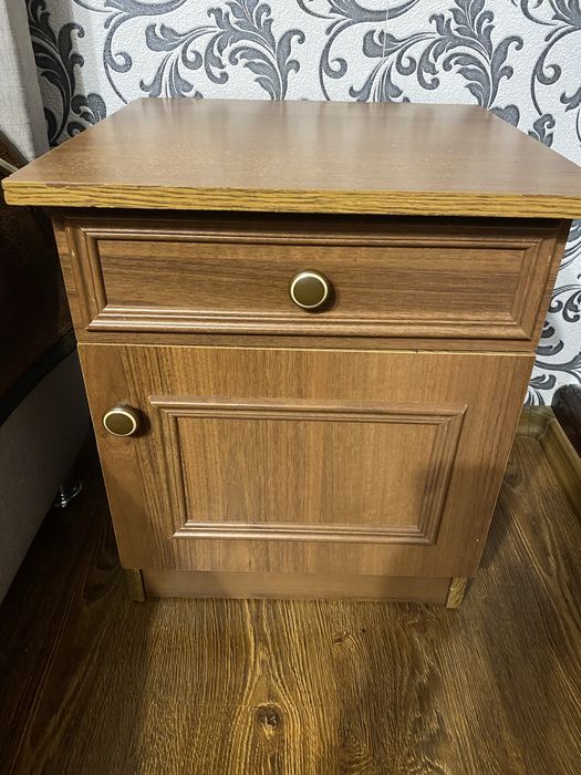 Меблі для спальні . Шафа ,комод та 2 тумбочки і жіноча тумбочка