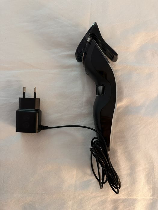 Maquina cortar cabelo em estado impecavel mas  sem carregador