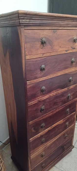 Móvel Rústico composto por 8 gavetas