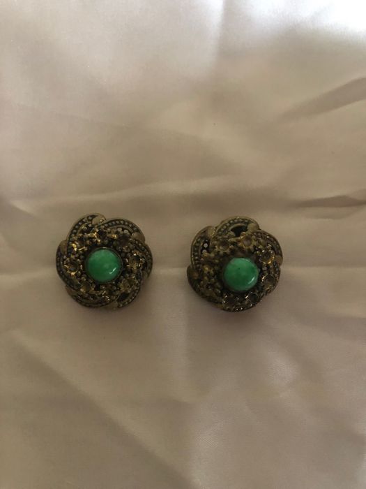 Brincos vintage com pedra verde esmeralda