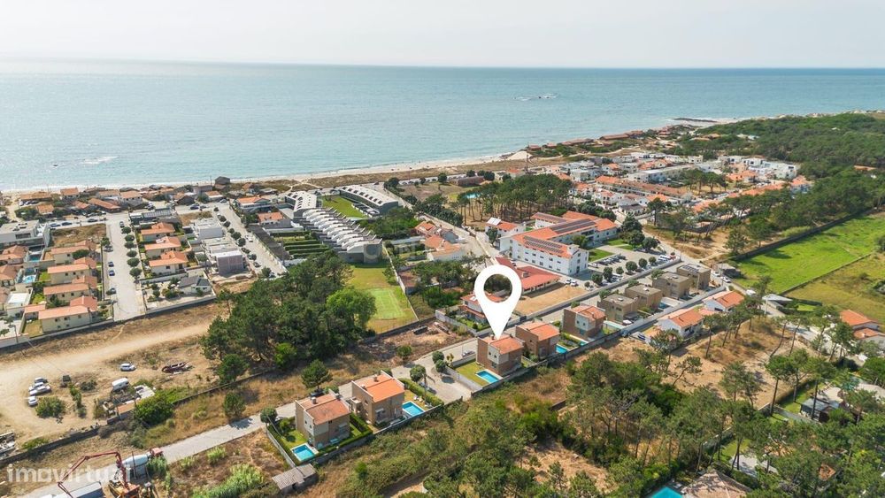 Moradia T3 com Piscina Privada, Garagem e a 300 metros da Praia