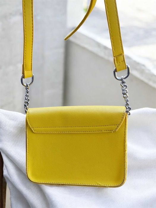 Żółta torebka listonoszka na łańcuszku Reserved jak Furla Metropolis