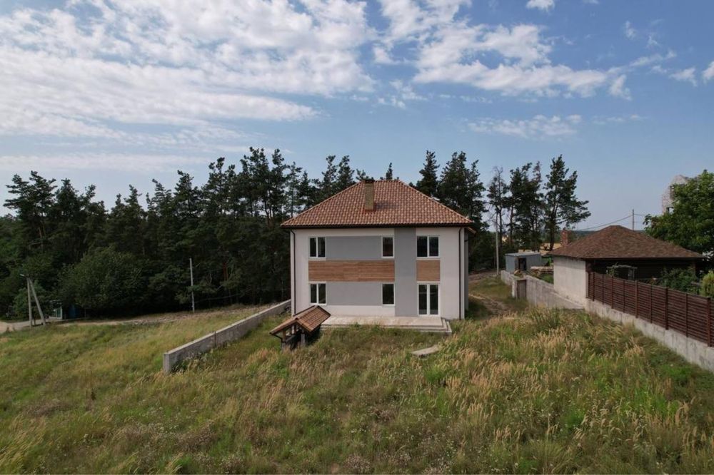 Продаж будинку  261 м2 , Лесники, р-н Стежки, є укриття