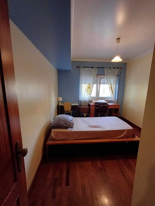 Cama individual com estrado