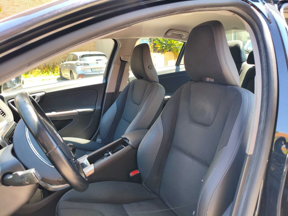 Volvo S60 D3 – Elegância Executiva, Proveniência Única e Transparência