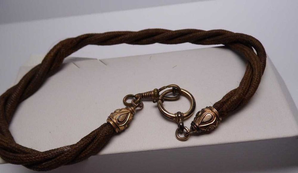 XIX w. dewizka plecionka z włosów pozłacane ozdoby.