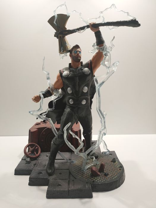 HOW TO SELL 4 NEW "Diamond Select" Figures64740315183361121