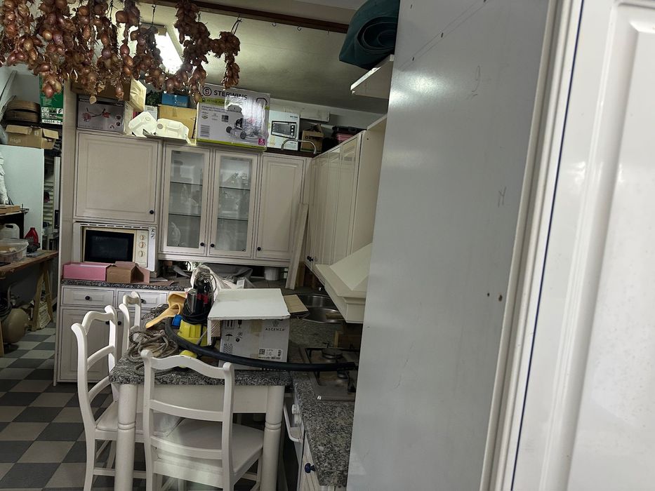 Cosinha usada completa com electrodomestics + 1 mesa e 4 cadeiras