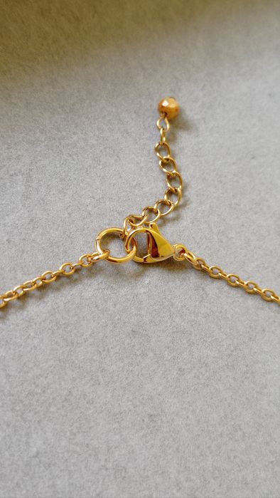 Krótki naszyjnik  damski z kwarcem oraz złotą zawieszką kwiatem