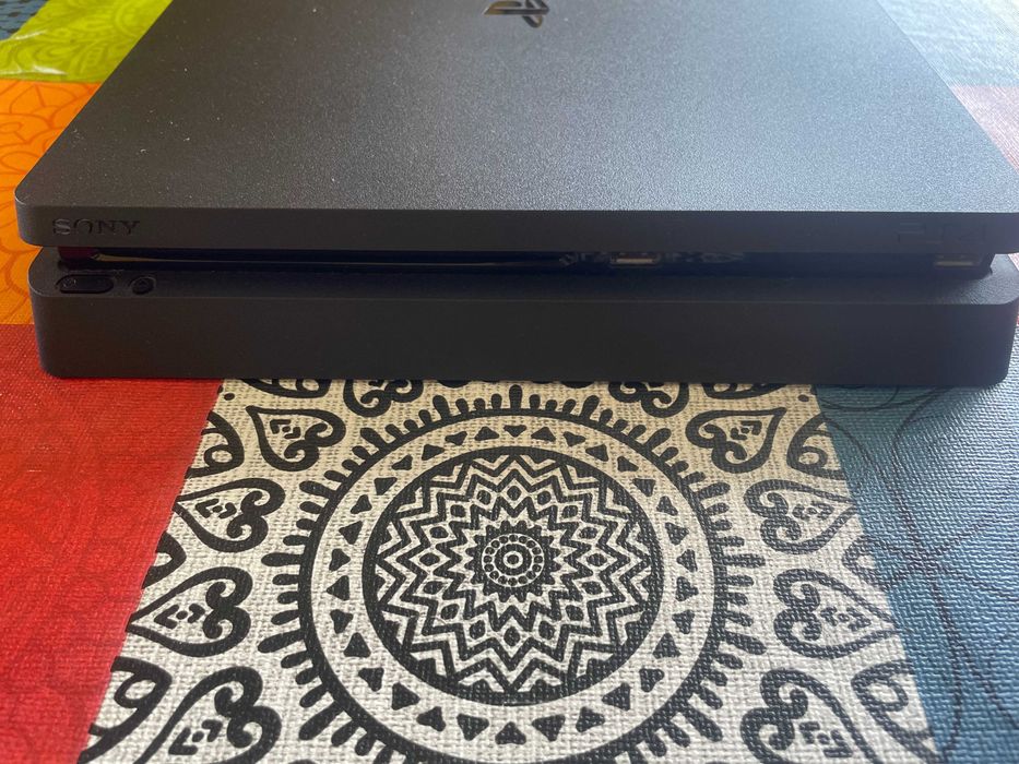 Playstation 4 Slim 1TB com 2 Comandos