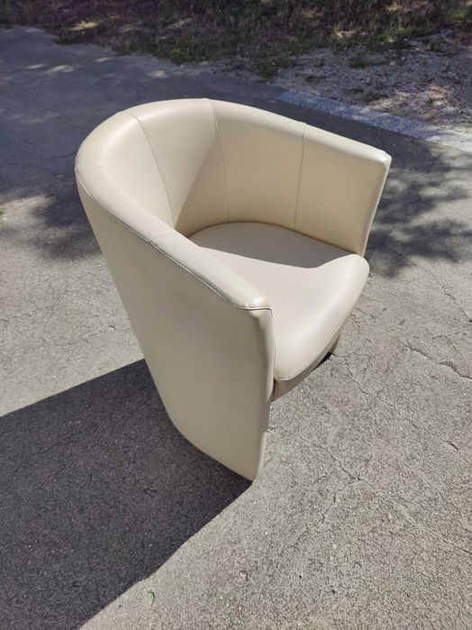 Cadeira branca em pele