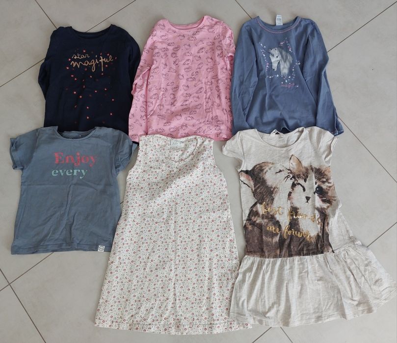 Zestaw ubrań rozmiar 122/128
3x bluzka z długim rękawem 
1x koszulka z