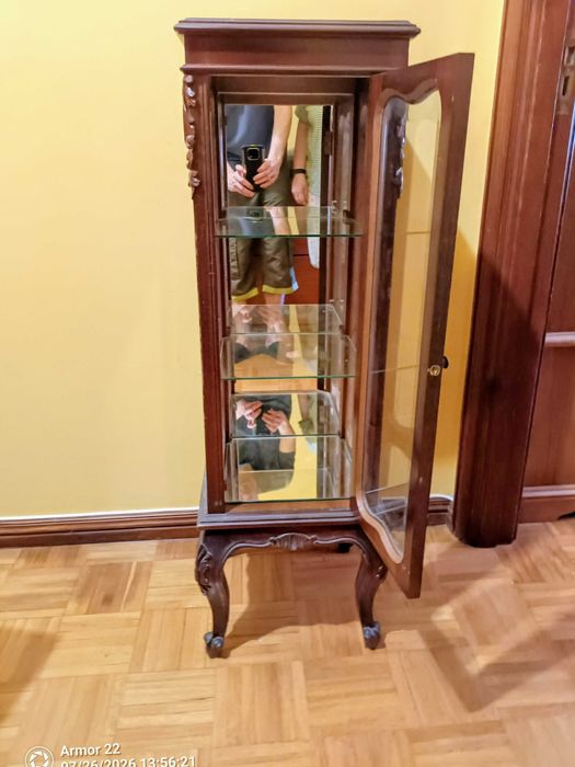Coluna vitrina de madeira e vidro