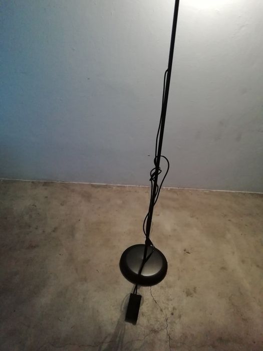 Candeeiro de pé e alto