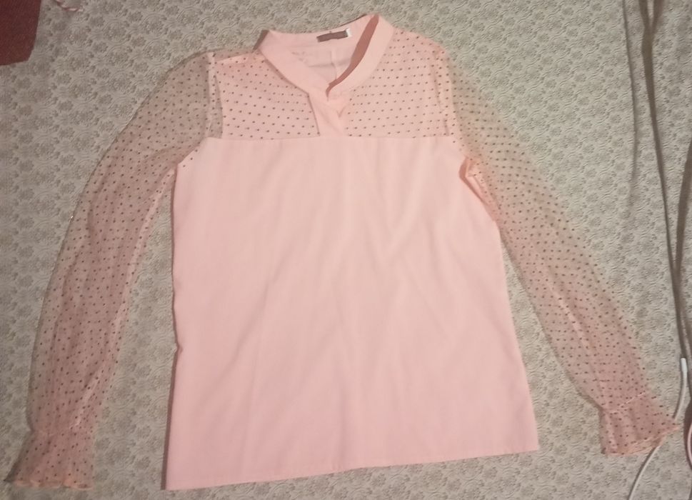 Елегантна блуза ніжно рожевого кольору з прозорими рукавами ліхтарикам