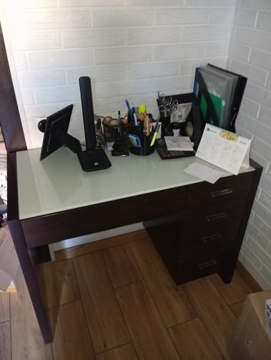 Стол письменный .