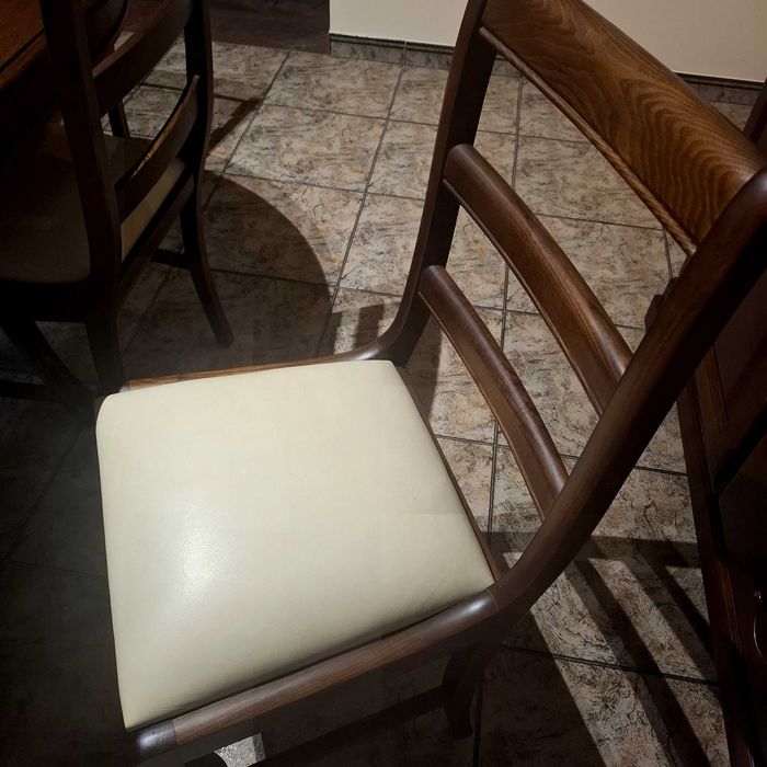 Vendo mesa de carvalho maciço + 6 cadeiras assento em pele