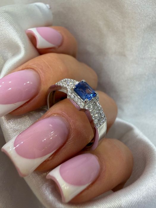 Pierścionek z szafirem 0.62 CT oraz diamenty naturalne 0.37 CT