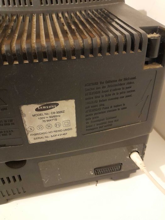 Televisão CRT Samsung com comando e a funcionar