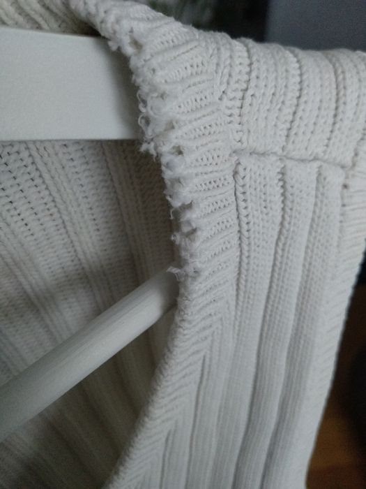 Biało-pastelowy pulower marki Carry